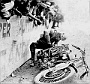 1925 - Tazio Nuvolari nel 1925 partecipò quasi esclusivamente a corse in moto, qui mentre ripara la sua Moto Bianchi 350 in una gara a Padova (Corinto Baliello)